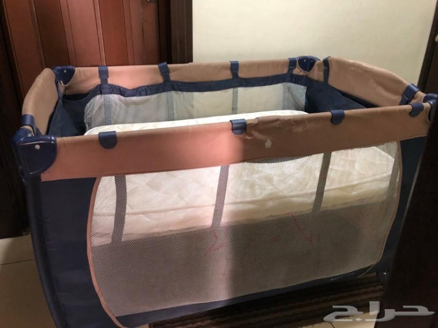 سرير أطفال بحالة ممتازة (مرتية مجانا)