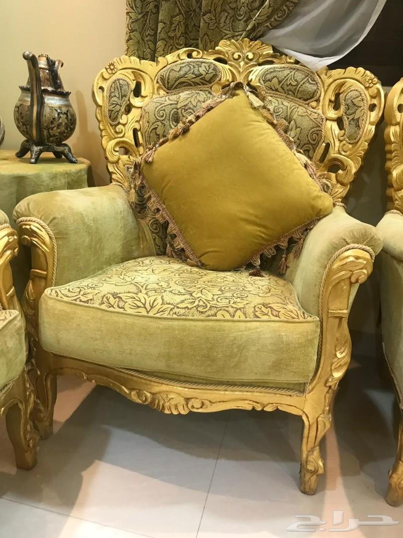 كنب كلاسيكي فخم للبيع مع طاولات رخام مع ستائر