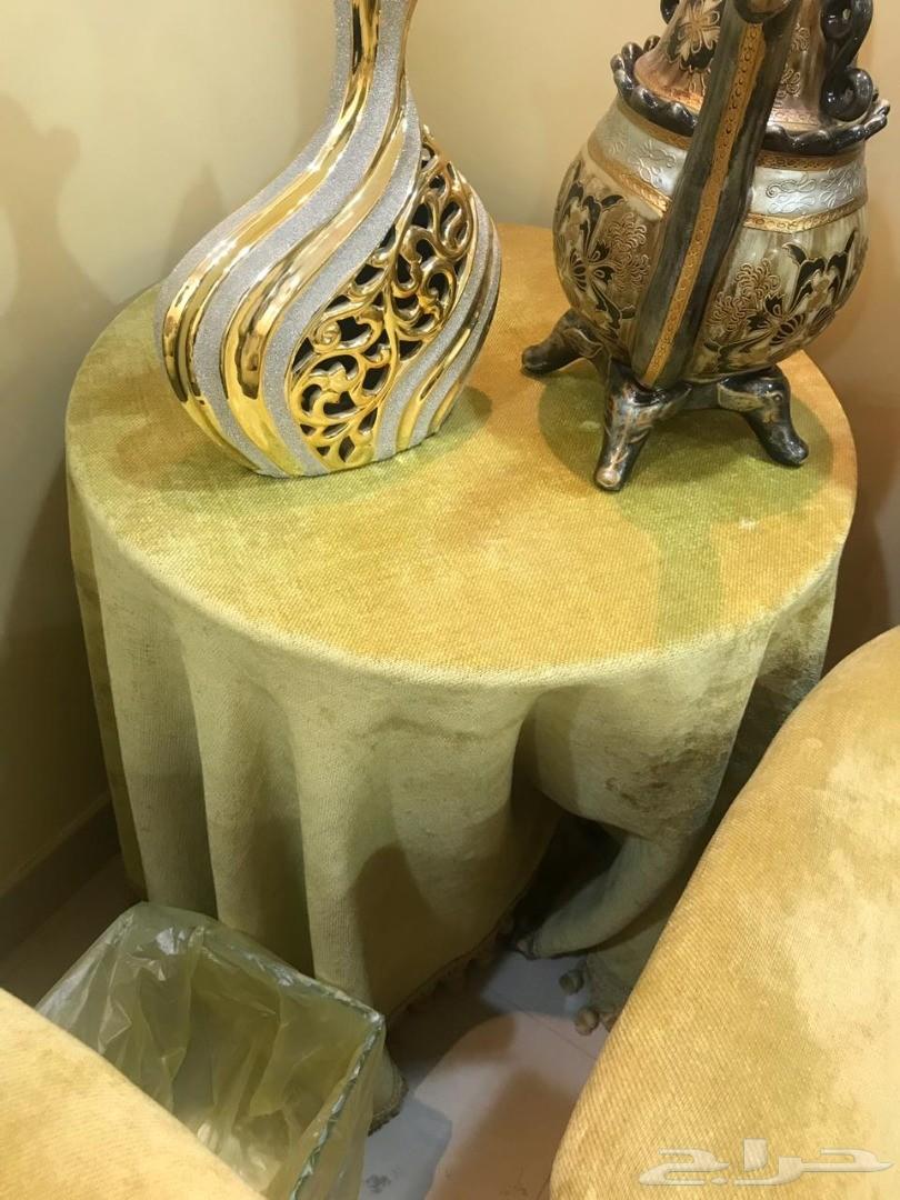 كنب كلاسيكي فخم للبيع مع طاولات رخام مع ستائر