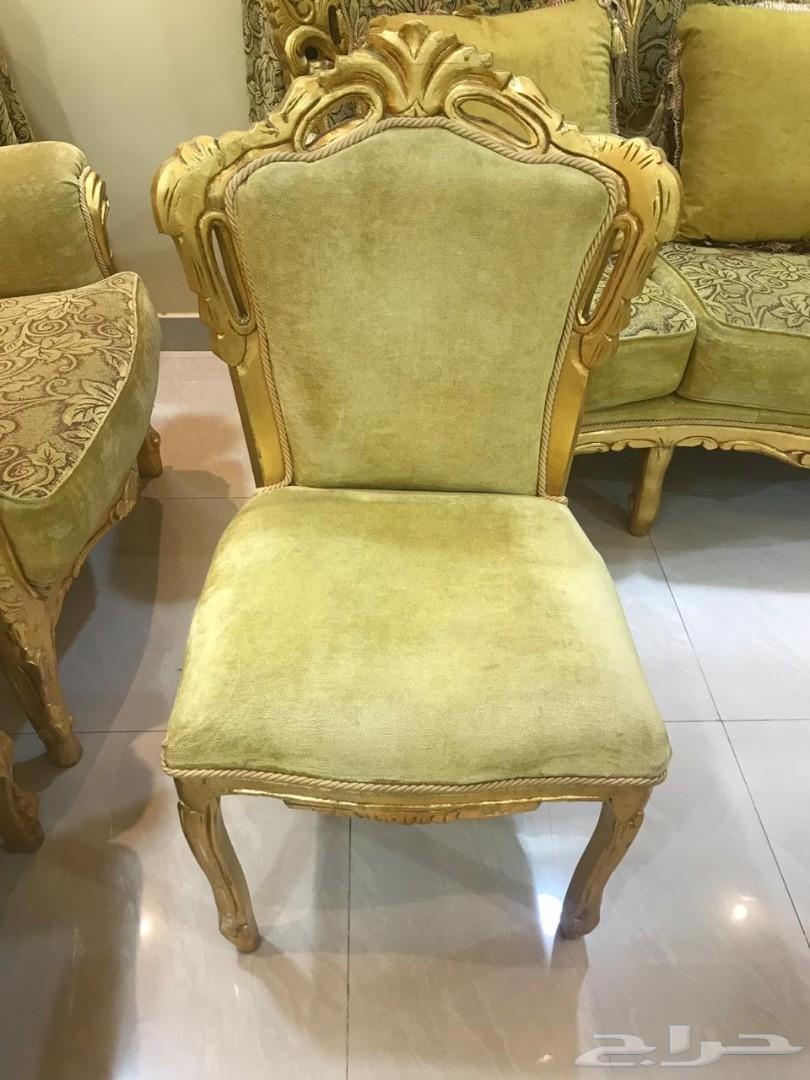 كنب كلاسيكي فخم للبيع مع طاولات رخام مع ستائر