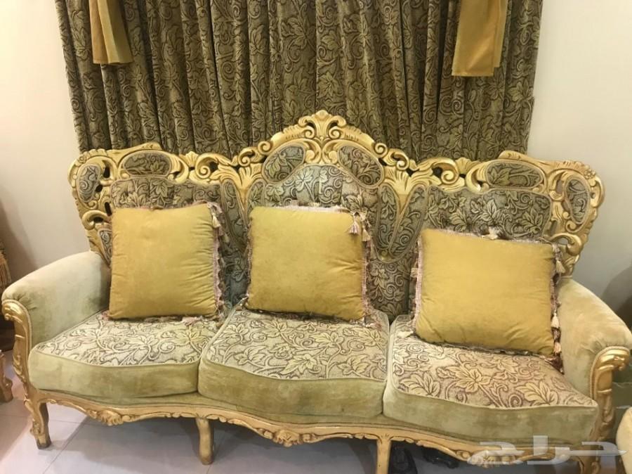 كنب كلاسيكي فخم للبيع مع طاولات رخام مع ستائر