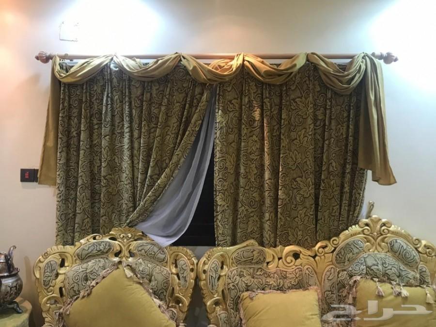 كنب كلاسيكي فخم للبيع مع طاولات رخام مع ستائر