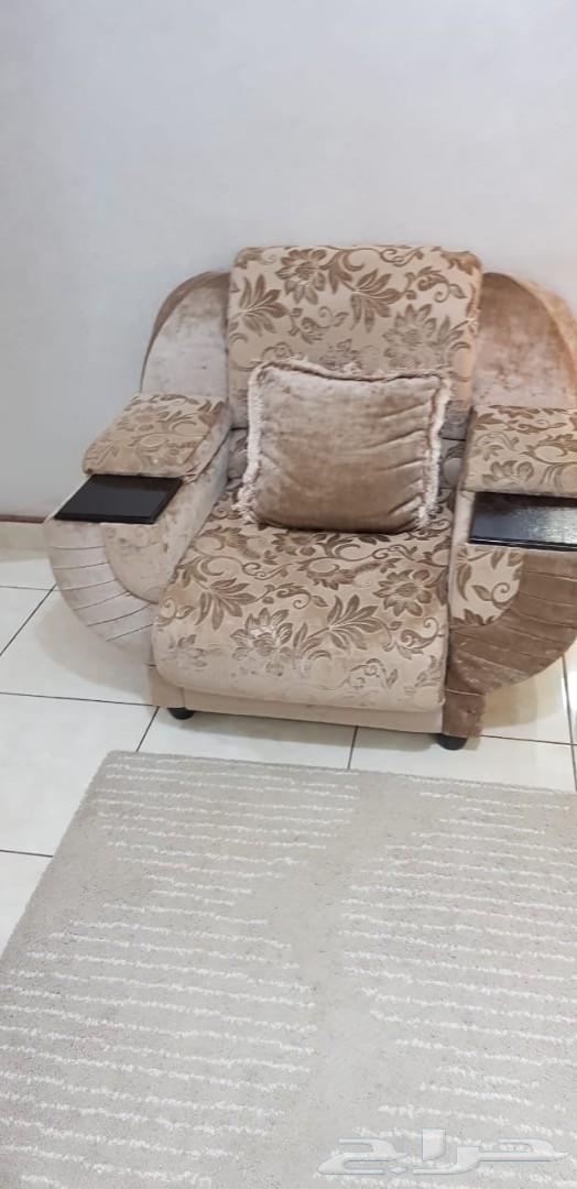 طقم كنب للبيع مع طاولة زاوية وزولية