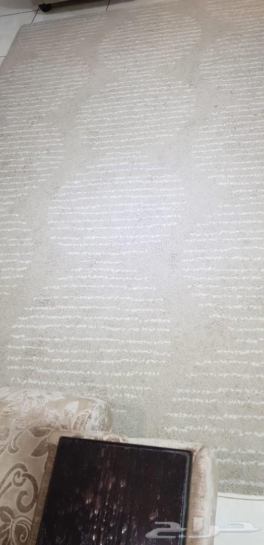 طقم كنب للبيع مع طاولة زاوية وزولية