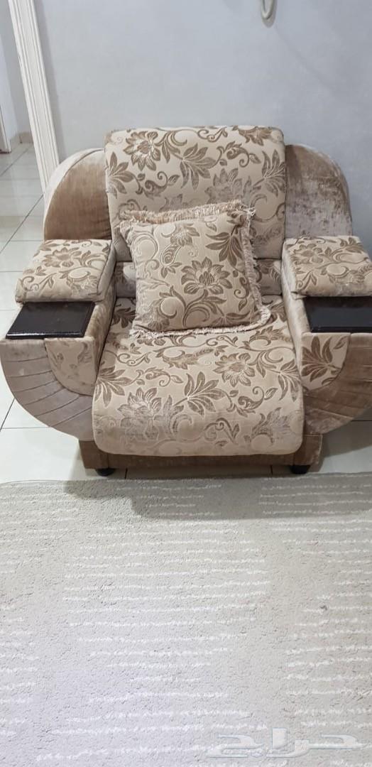 طقم كنب للبيع مع طاولة زاوية وزولية