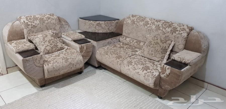طقم كنب للبيع مع طاولة زاوية وزولية