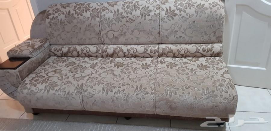 طقم كنب للبيع مع طاولة زاوية وزولية