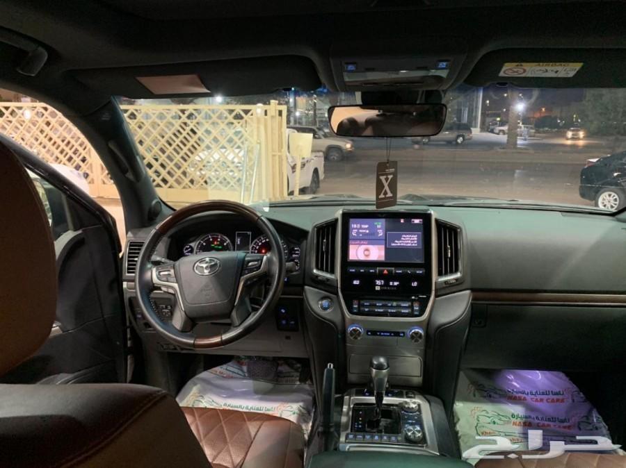لاندكروزر 2017 بلاك ديشن VXR سعودي