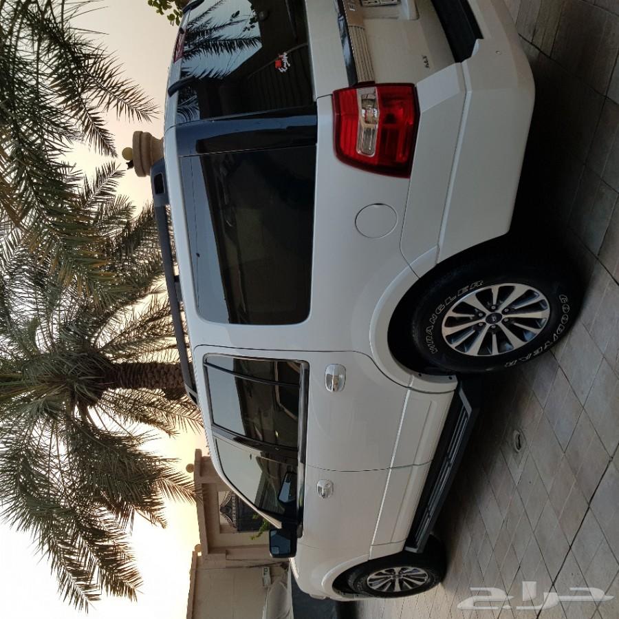 2016 فورد اكسبيدشن XLT دبل ابيض لؤلؤي قصير4x4