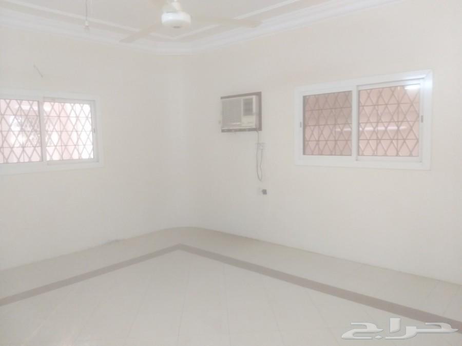 فرصة سريعا عمارة تجارية عبارة عن معارض وشقق