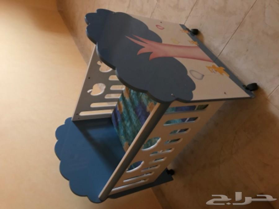 سرير أطفال شبه جديد