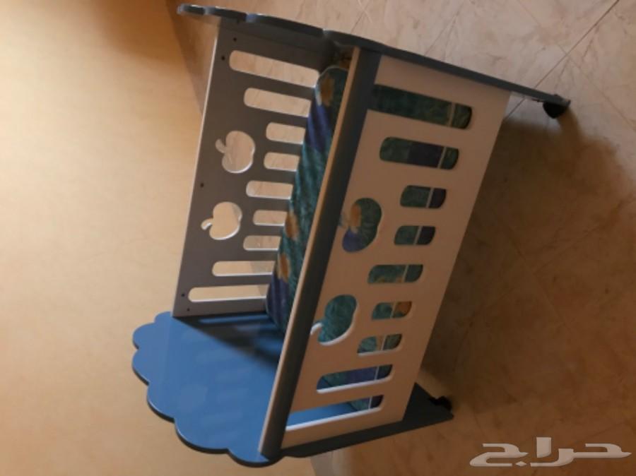 سرير أطفال شبه جديد