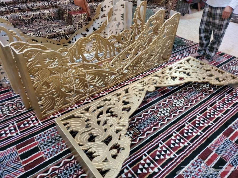 ديكور ستارة خشبي مذهب مع الستائر