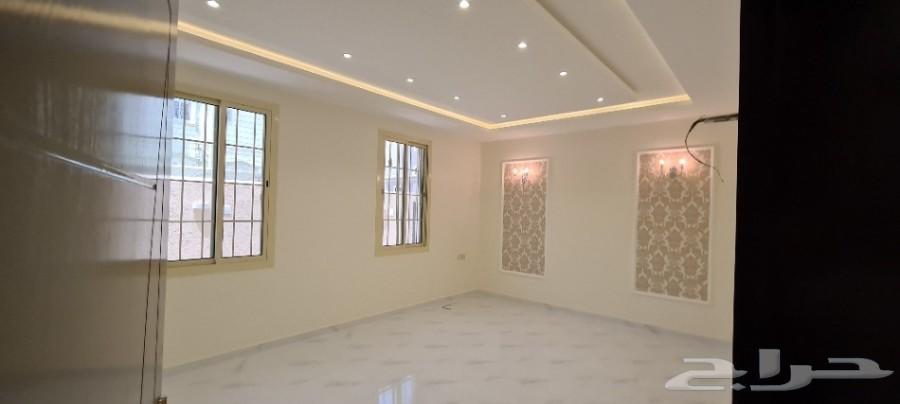 للبيع دور وملحق 550م وسام1 مؤسس 3أدوار بحوش