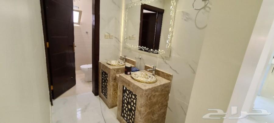 للبيع دور وملحق 550م وسام1 مؤسس 3أدوار بحوش