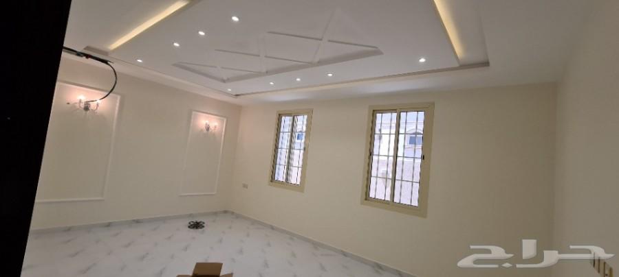 للبيع دور وملحق 550م وسام1 مؤسس 3أدوار بحوش