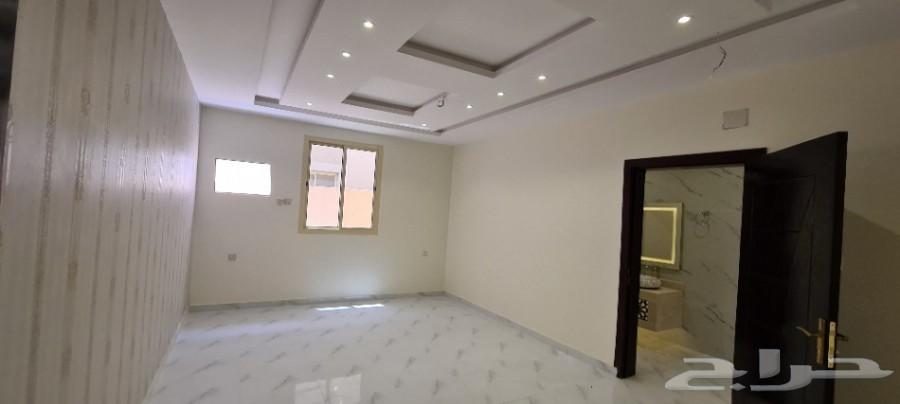 للبيع دور وملحق 550م وسام1 مؤسس 3أدوار بحوش