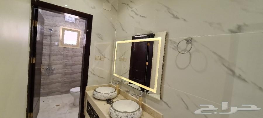 للبيع دور وملحق 550م وسام1 مؤسس 3أدوار بحوش