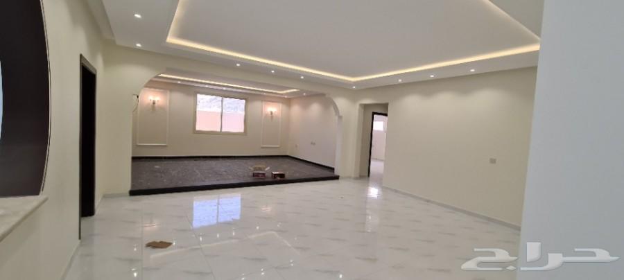 للبيع دور وملحق 550م وسام1 مؤسس 3أدوار بحوش