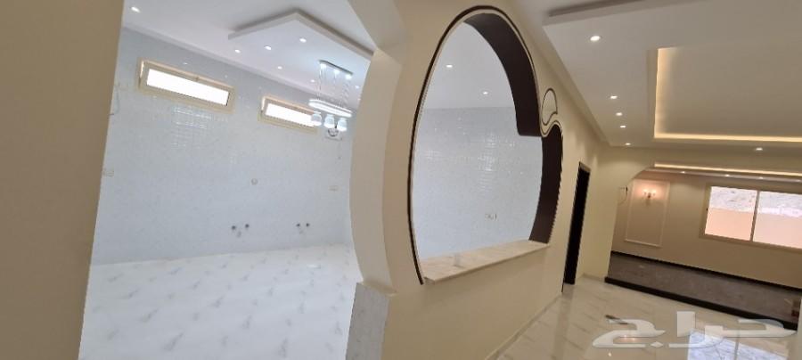 للبيع دور وملحق 550م وسام1 مؤسس 3أدوار بحوش