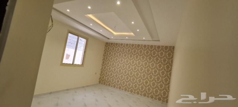 للبيع دور وملحق 550م وسام1 مؤسس 3أدوار بحوش