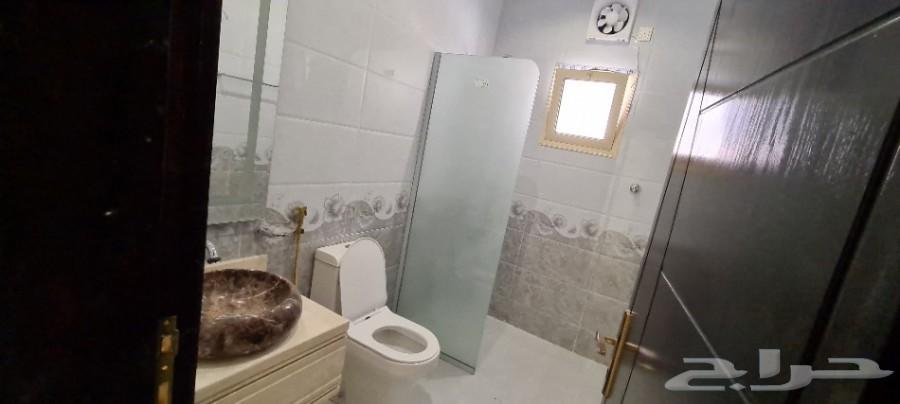 للبيع دور وملحق 550م وسام1 مؤسس 3أدوار بحوش
