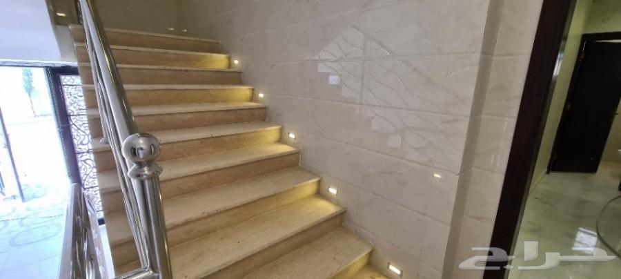 للبيع دور وملحق 550م وسام1 مؤسس 3أدوار بحوش