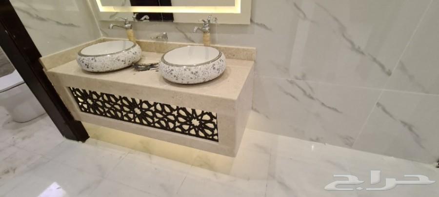 للبيع دور وملحق 550م وسام1 مؤسس 3أدوار بحوش