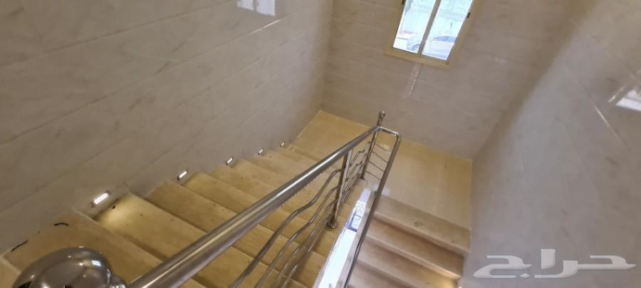 للبيع دور وملحق 550م وسام1 مؤسس 3أدوار بحوش