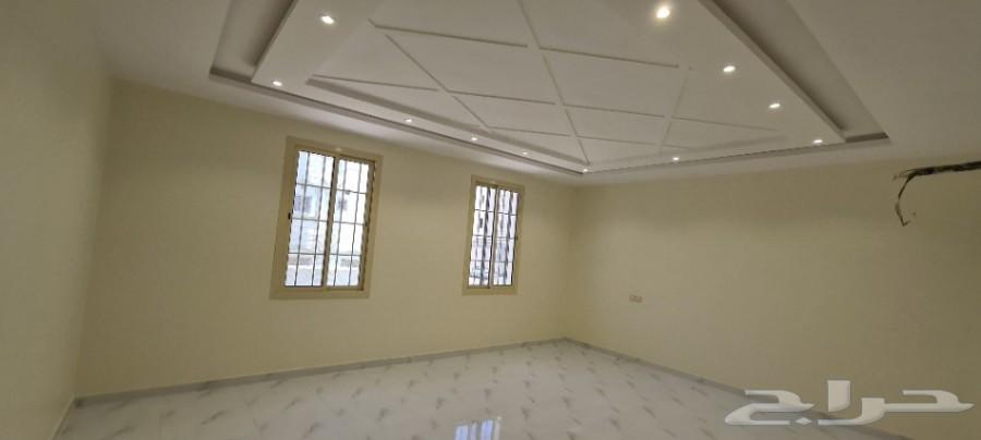 للبيع دور وملحق 550م وسام1 مؤسس 3أدوار بحوش